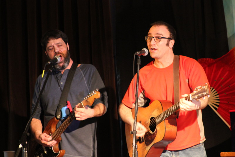 The Alphabeticians Duo 1 Two musicians from Alphabeticians playing guitar and singing
